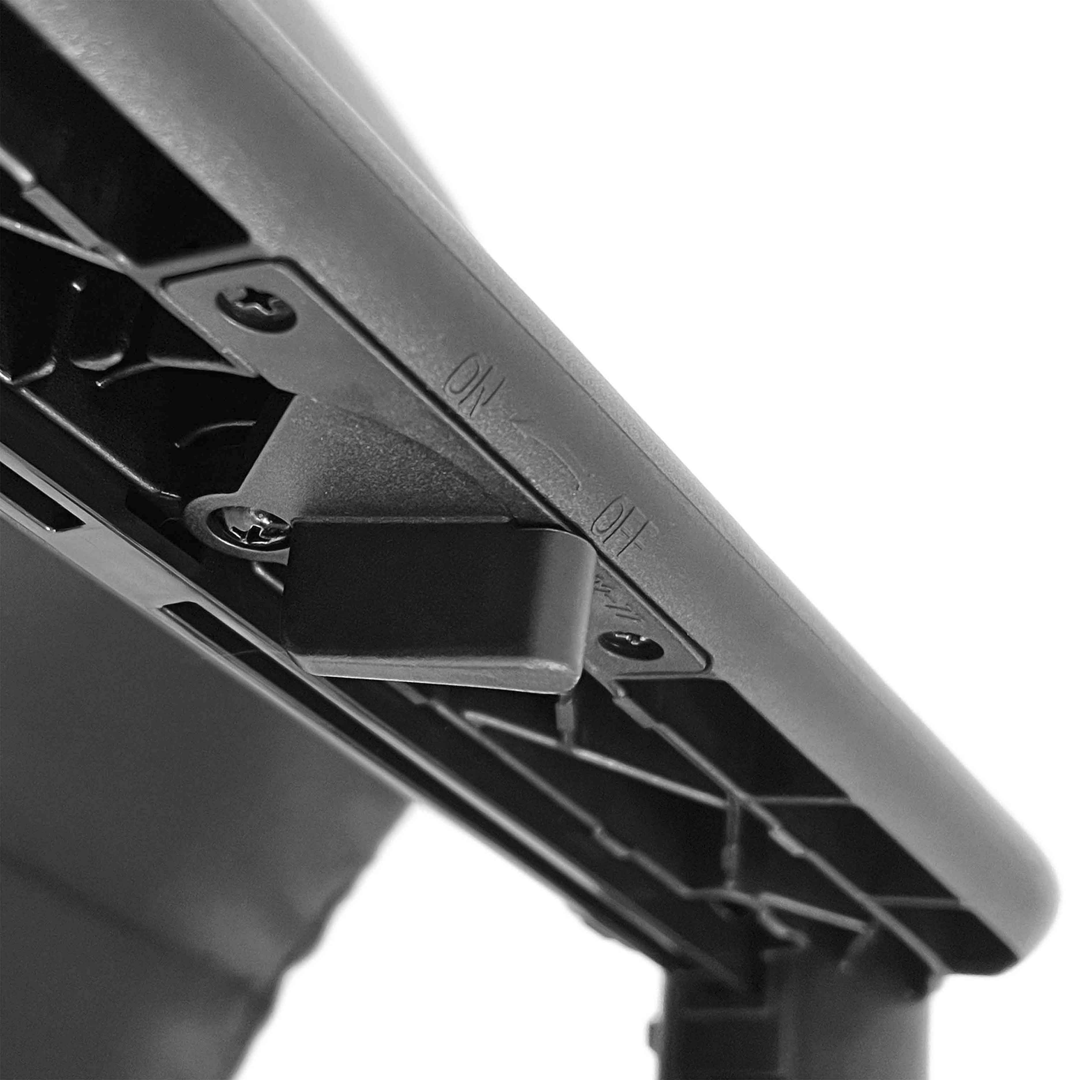 Прогулочная коляска Bravo SL 2024 Фиксатор передних колёс расположен под подножкой.